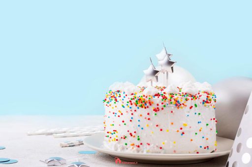 کیک تولد ساده برای یک جشن خاطره‌انگیز