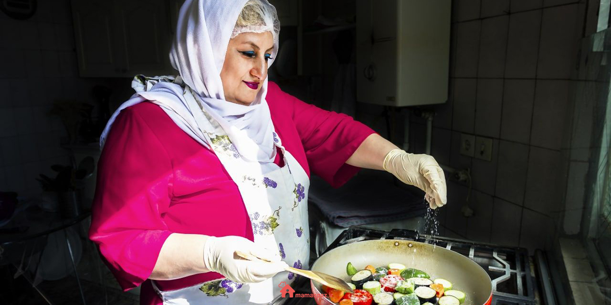 مامان مارال در حال طبخ غذا برای سرویس غذای سازمانی