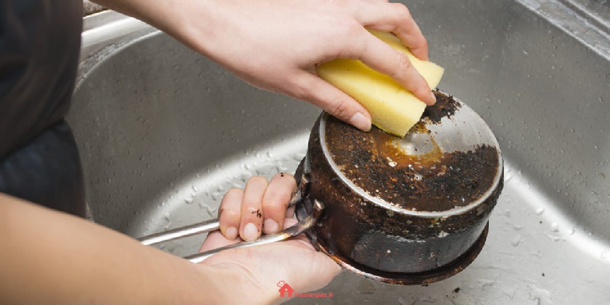 شستن ظرف برای از بین رفتن بوی غذای سوخته