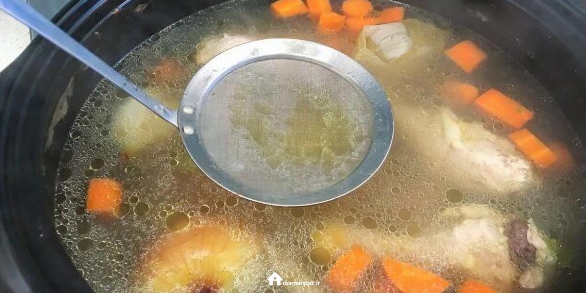 گرفتن روغن خورشت با ابزارهای مخصوص